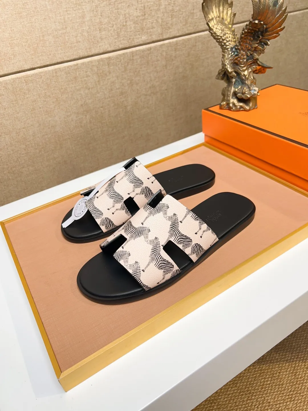 Men's clothing and shoes 💰280 💅💅💅 new arrival. Hermes Hermes official website latest counter synchronized new oran color leather H slippers, the original Paris version flew back to the original model and opened the mold to make it perfectly🍌The highest quality Sincerity, you can enter and leave the counter at will [Deyi] The upper is made of original customized  colored palm prints, crocodile print, ostrich print, colored cow leather, colored cow suede, 🤔 horse hair, 🥳 colored diamonds, 🥰 3D printing, and other genuine leather slippers, imported cow pattern foot pad lining, Italian  latest original genuine leather combination outsole Code number: 38-48 (customized at 46.47.48) Can be made into picture combination sole with genuine leather pattern and ordinary molded outsole